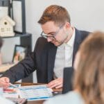 Doradca omawia z przedsiębiorcami opcje finansowania działalności