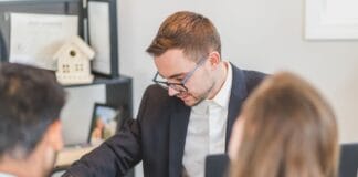 Doradca omawia z przedsiębiorcami opcje finansowania działalności
