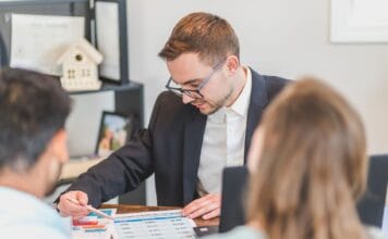 Pożyczki pozabankowe na działalność gospodarczą – ryzyka, koszty, alternatywy finansowania Doradca omawia z przedsiębiorcami opcje finansowania działalności
