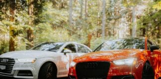 Leasing konsumencki samochodu czy kredyt gotówkowy co bardziej opłaca się prywatnie Dwa nowoczesne auta Audi, czerwone i białe, zaparkowane w lesie