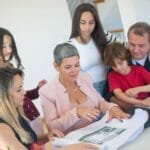 Rodzina omawia przekazanie nieruchomości z doradcą przy stole