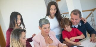 Podatek od spadków i darowizn w rodzinie: jak przekazać majątek z minimalnym podatkiem Rodzina omawia przekazanie nieruchomości z doradcą przy stole