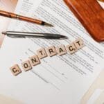 Umowa franczyzowa z klockami scrabble układającymi napis CONTRACT