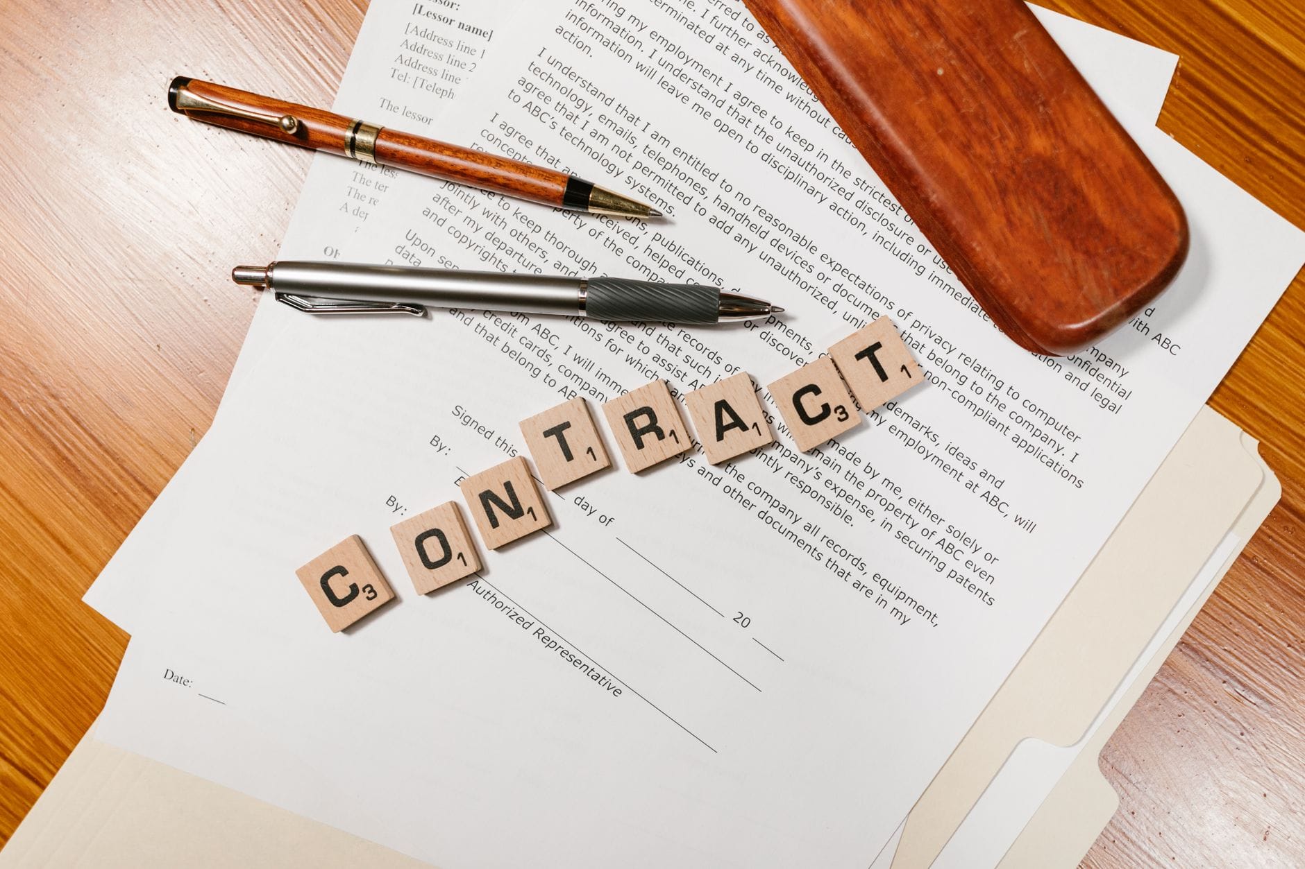 Umowa franczyzowa z klockami scrabble układającymi napis CONTRACT